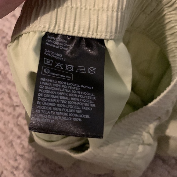 Green Flowy running shorts - Picture 3 of 4